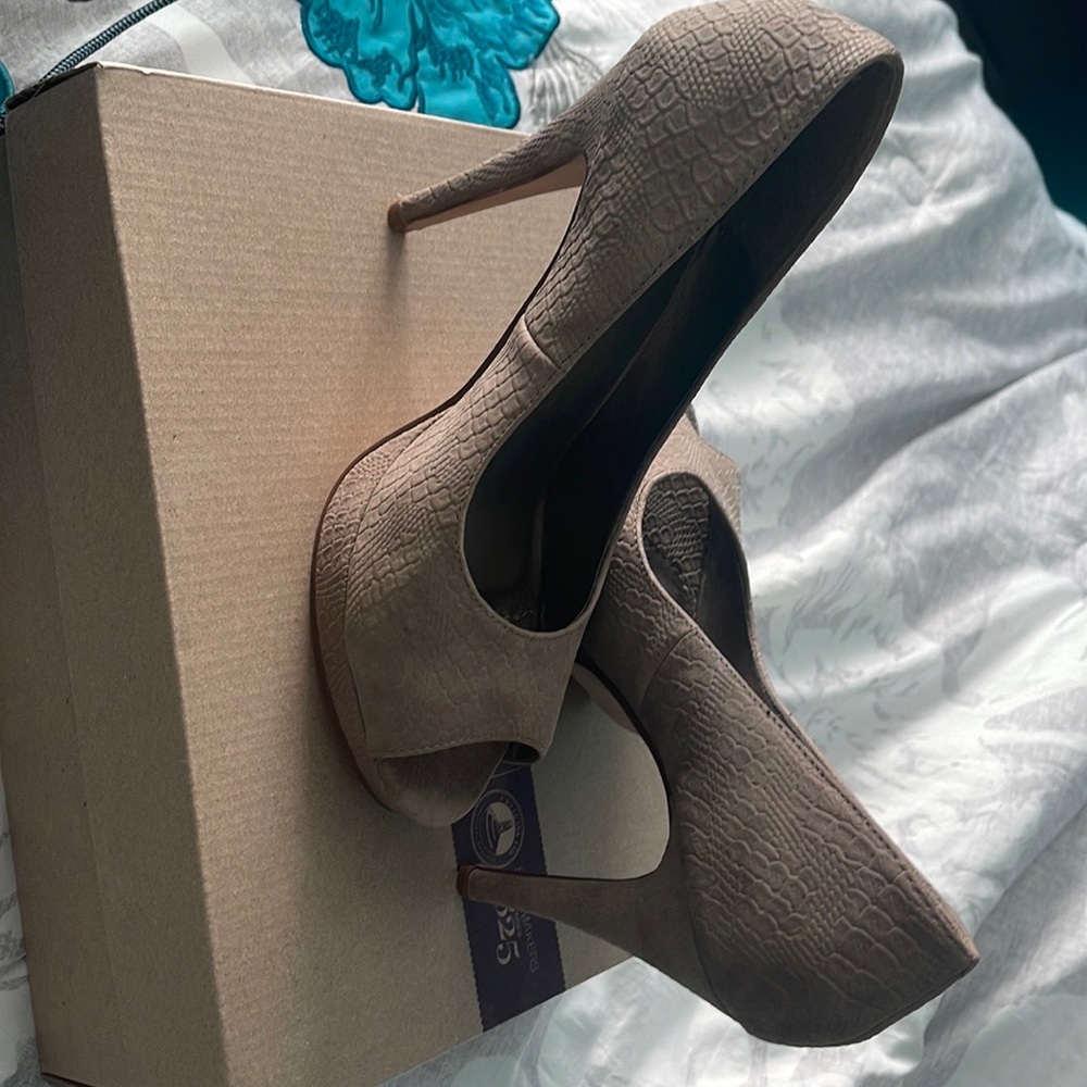 Heels - Picture 2 of 2